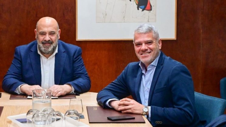 El alcalde de Palma, Jaime Martínez Llabrés, y el presidente de la FFIB, Jordi Horrach, analizan mejoras para reforzar la seguridad en los campos de fútbol municipales