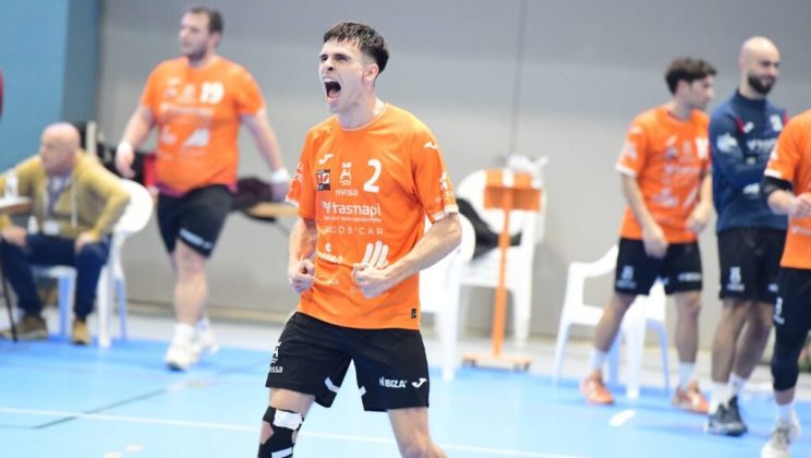 Handbol Club Eivissa Fer González seguirá un año más en plata.
