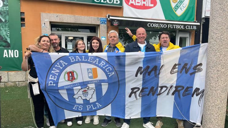 Del caos del viaje a la ilusión del ascenso: la afición del Atlético Baleares conquista Coruxo y sueña con volver al fútbol profesional