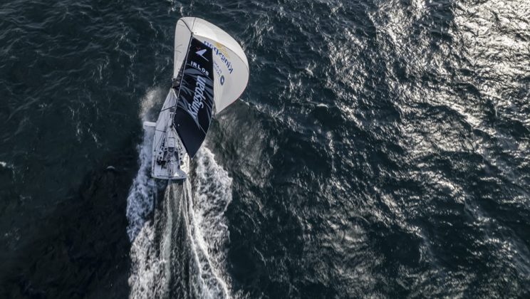La flota de La Solitaire du Figaro Paprec sura el faro Wolf Rock