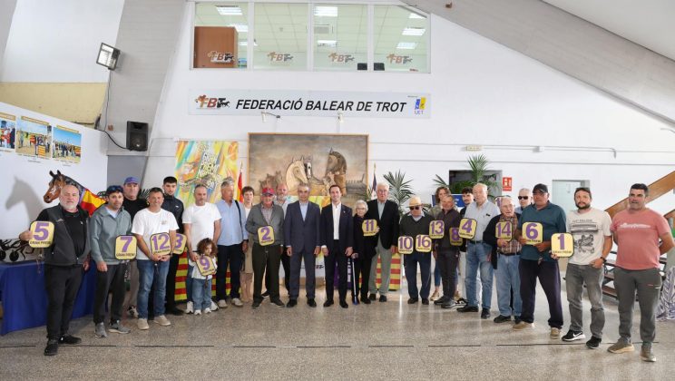 El president del Consell de Mallorca lliura els dorsals del Gran Premi Nacional de Trot 2026