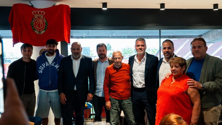 Ovación cerrada a una vida dedicada al fútbol: emocionante homenaje a Toni Tatxa en La Penya Arrabal