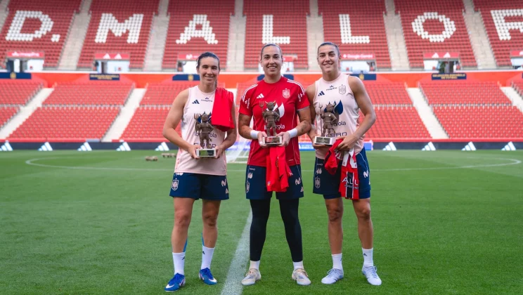 El RCD Mallorca entrega el ‘Dimoni d’Honor’ a Cata Coll, Mariona Caldentey y Patri Guijarro