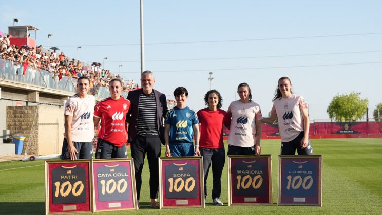 La FFIB rinde homenaje a las jugadoras mallorquinas de la Selección Española tras el entrenamiento en Palma