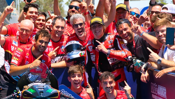 El calor aprieta en Jerez en una jornada de emoción, caídas y finales inesperados en el MotoJunior