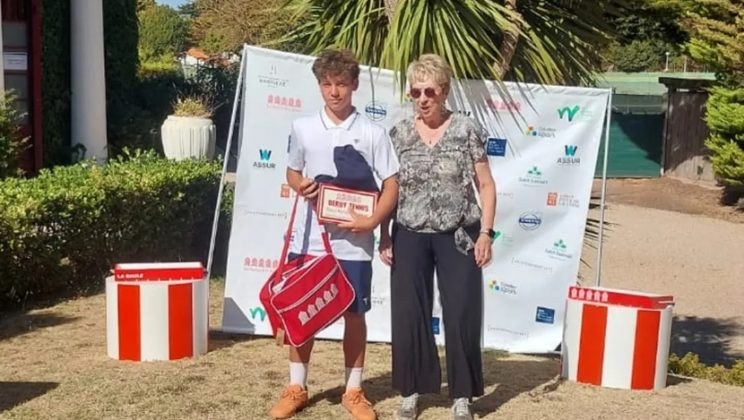 Joan Roselló conquista Francia con una exhibición de tenis perfecta