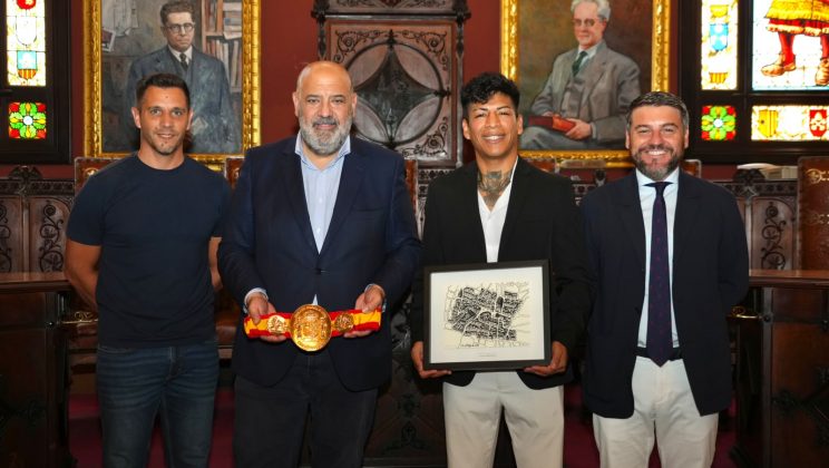El alcalde de Palma recibe al boxeador Farlin Condori tras proclamarse campeón de España del peso supergallo