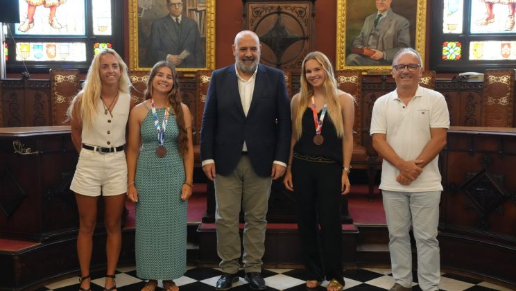 El alcalde de Palma recibe a las regatistas Beatriz Quintana y Savina Vicens tras su bronce en el Mundial de la clase 420
