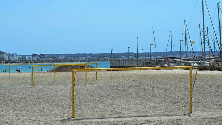 El Ayuntamiento de Palma instala un campo de voley y dos campos de fútbol playa en Playa de Palma