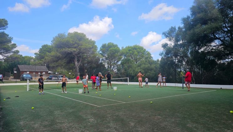 Clausura de los talleres de tiro con honda en el camping de Son Bou, Menorca