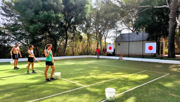 El tiro con honda conquista Son Bou: tradición, deporte y diversión reúnen cada semana a decenas de participantes