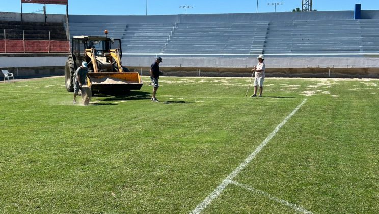 El Estadio de Sa Pobla ya prepara su césped para la nueva temporada