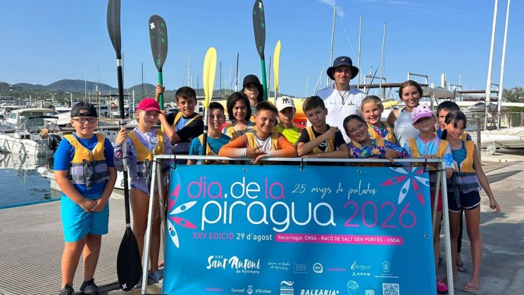 Alumnos de los cursos de verano de Es Nàutic y sus familias se adhieren al XXV Día de la Piragua