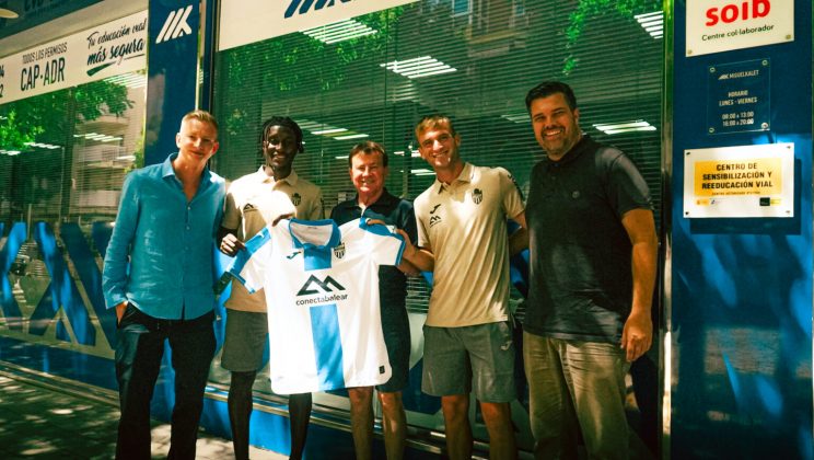 El CD Atlético Baleares presenta a Alpha y Miguel Soler en la Autoescuela Miguel Kalet