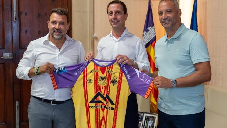 Llorenç Galmés recibe la tercera equipación del Palma Futsal con motivo de la Diada de Mallorca