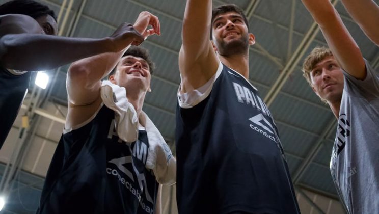 El Palmer Basket se abraza a la consistencia colectiva para superar al Bàsquet Menorca