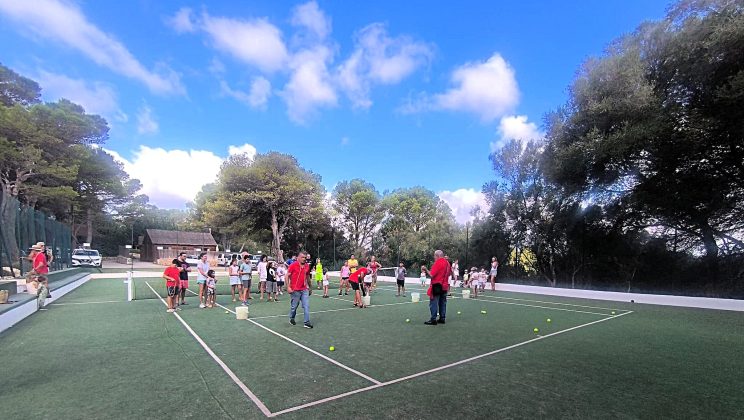 ¡Son Bou se llena de honderos! Niños y mayores se lanzan a la aventura y un joven talento se lleva la victoria final