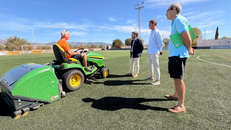El IME continúa el mantenimiento preventivo anual  del césped de los campos de fútbol municipales