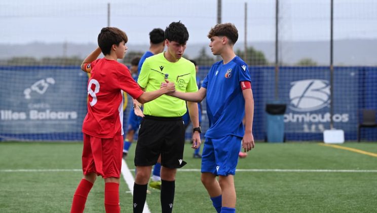 El Manacor golpea tras el descanso y firma un contundente 0-3 ante el Ferriolense