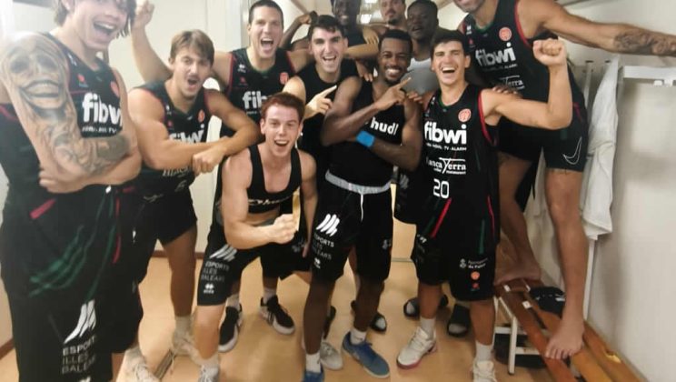 El Fibwi Mallorca Bàsquet Palma firma un brillante encuentro y se lleva el derbi en Menorca por 67-72