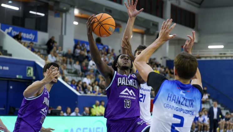 El Palmer Basket coquetea con la plenitud en ataque y blinda un triunfo colosal en San Sebastián