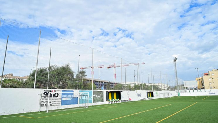 El IME mejora el sistema de riego de seis campos de fútbol municipales y completa la renovación de 2.193 m² de  redes de protección