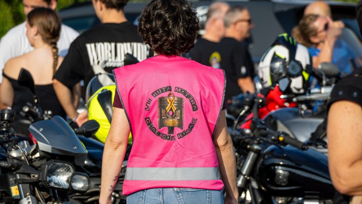 Los Chalecos Rosas vuelven a teñir Mallorca de solidaridad sobre dos ruedas